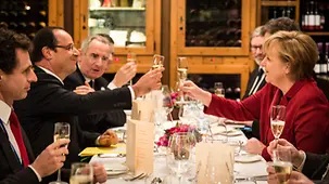 Merkel und Hollande prosten sich zu.