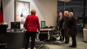 Merkel, Hollande (3.v.r.) und zwei Dolmetscher im Arbeitszimmer.