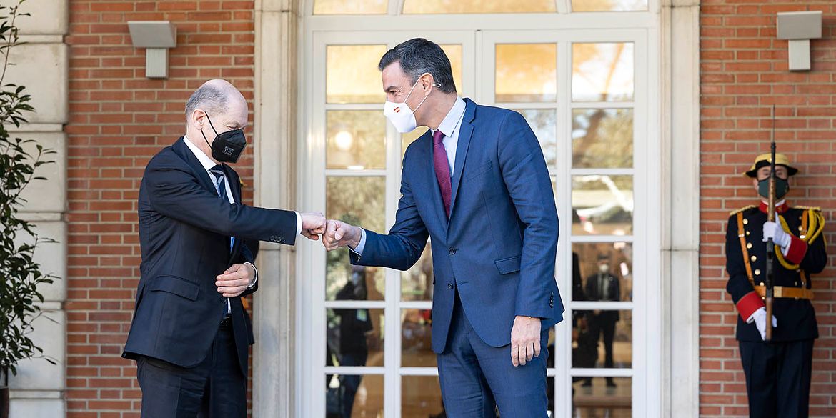 Bundeskanzler Olaf Scholz mit Pedro Sanchez, Spaniens Ministerpräsident, bei der Begrüßung.