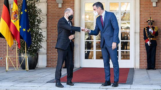 Accueil du chancelier fédéral Olaf Scholz par le premier ministre espagnol Pedro Sanchez