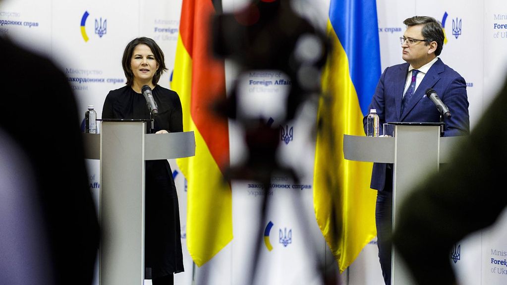 La ministre fédérale des Affaires étrangères Annalena Baerbock donne une conférence de presse à Kiev avec son homologue ukrainien Dmytro Kuleba.
