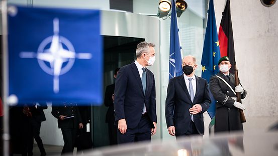 Bundeskanzler Olaf Scholz im Gespräch mit Nato-Generalsekretär Jens Stoltenberg.
