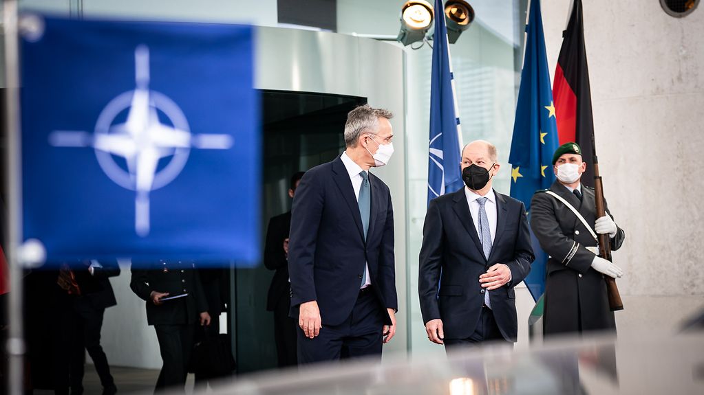 Federal Chancellor Olaf Scholz in conversation with NATO Secretary General Jens Stoltenberg.