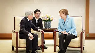 La chancelière fédérale Angela Merkel et l'empereur Akihito discutent