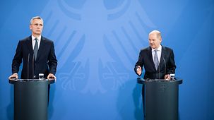 Bundeskanzler Olaf Scholz im Gespräch mit Nato-Generalsekretär Jens Stoltenberg 