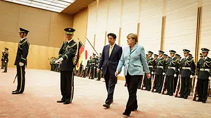 La chancelière fédérale est accueillie par le premier ministre Shinzo Abe avec les honneurs militaires
