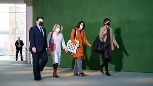 Arbeitsminister Hubertus Heil, Svenja Schulze, Bundesministerin für wirtschaftliche Zusammenarbeit und Entwicklung, Familienministerin Anne Spiegel, und Bildungsministerin Bettina Stark-Watzinger kommen zur Kabinettklausur.