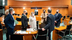 Mitgleider des Bundeskabinetts unterhalten sich vor Beginn der Kabinettklausur im Bundeskanzleramt.