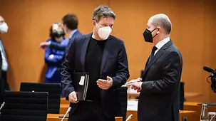 Bundeskanzler Olaf Scholz im Gespräch mit Robert Habeck, Bundesminister für Wirtschaft und Klimaschutz.
