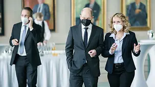 Bundeskanzler Olaf Scholz Gespräch mit Steffi Lemke, Bundesministerin für Umwelt, Naturschutz, nukleare Sicherheit und Verbraucherschutz.