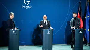 Bundeskanzler Olaf Scholz spricht zwischen Robert Habeck, Bundesminister für Wirtschaft und Klimaschutz, und Christian Lindner, Bundesminister der Finanzen.
