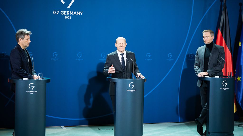Federal Chancellor Olaf Scholz speaking, between Robert Habeck, Federal Minister of Economic Affairs and Climate Action, and Christian Lindner, Federal Minister of Finance.
