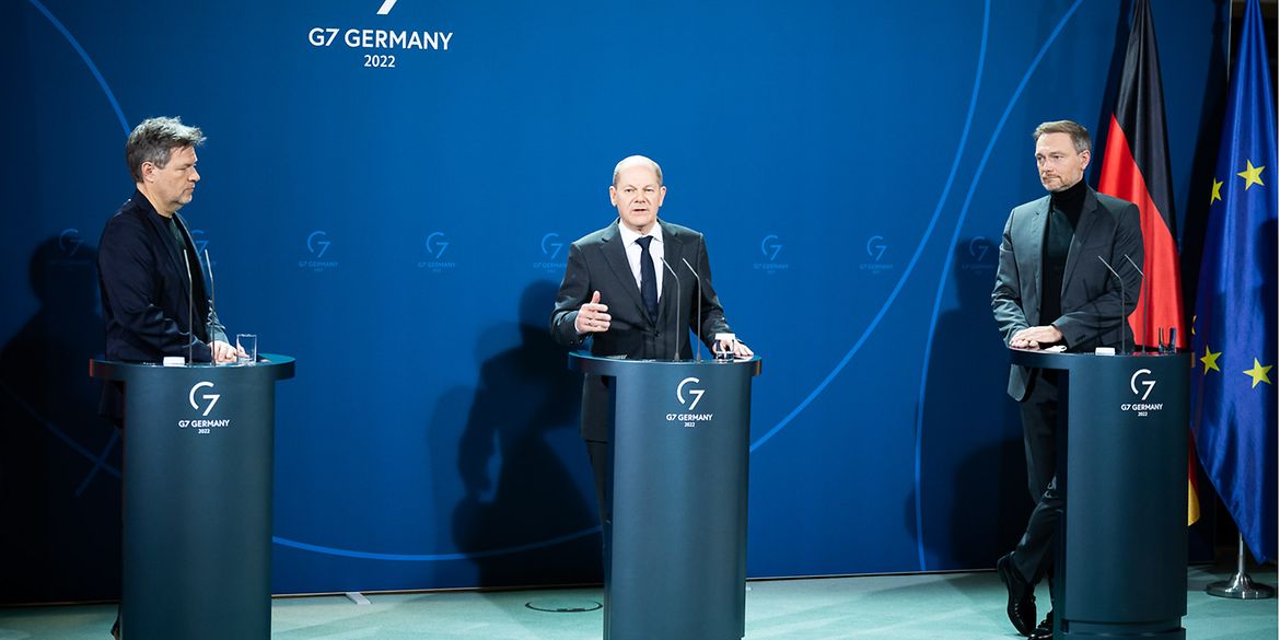 Federal Chancellor Olaf Scholz speaking, between Robert Habeck, Federal Minister of Economic Affairs and Climate Action, and Christian Lindner, Federal Minister of Finance.