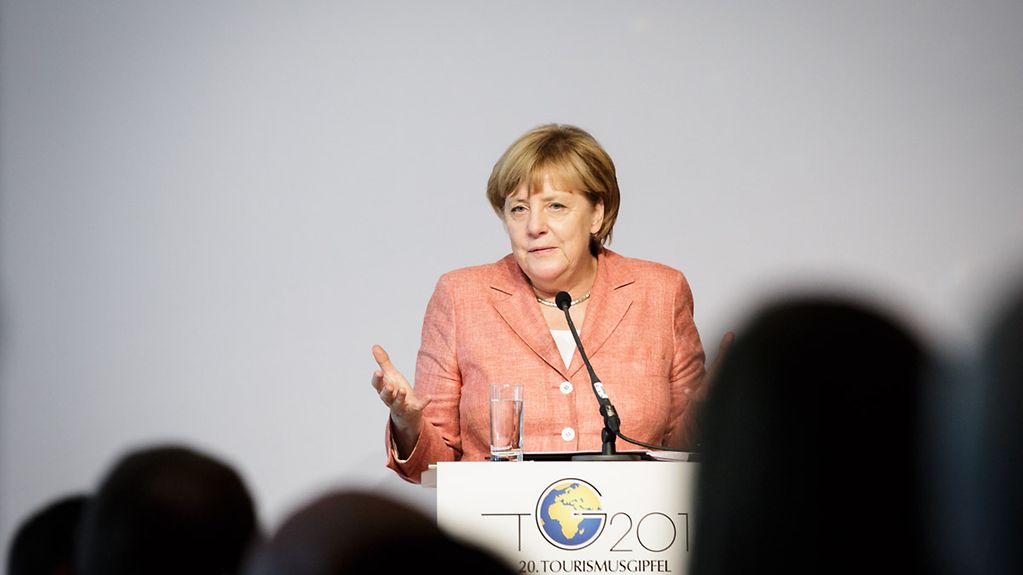 Bundeskanzlerin Angela Merkel spricht auf dem Tourismusgipfel des Bundesverbandes der Deutschen Tourismuswirtschaft in Berlin