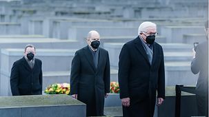 Bundeskanzler Olaf Scholz und Bundespräsident Frank-Walter Steinmeier nach der Kranzniederlegung am Holocaust-Mahnmal.