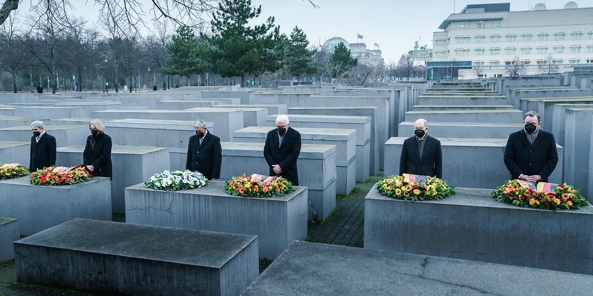 Federal Chancellor Olaf Scholz, Federal President Frank-Walter Steinmeier and representatives of the other constitutional bodies at a commemoration at the Holocaust Memorial.