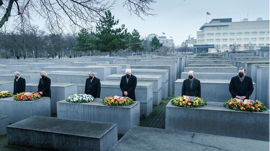Le chancelier fédéral Olaf Scholz, le président fédéral Frank-Walter Steinmeier et d’autres représentants des organes constitutionnels lors de la commémoration au Mémorial de l’Holocauste