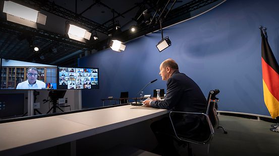 Foto zeigt eine Videokonferenz des Bundeskanzlers mit dem Expertinnenrat.