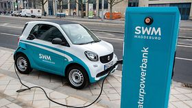 Ein Elektroauto wird an einer Ladesäule des Städtischen Werke in der Innenstadt von Magdeburg aufgeladen.