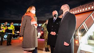 Bundeskanzler Olaf Scholz bei der Ankunft in Washington mit Emily Haber, Botschafterin der Bundesrepublik Deutschland in den Vereinigten Staaten von Amerika.