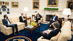 Bundeskanzler Olaf Scholz im Gespräch mit US-Präsident Joe Biden.