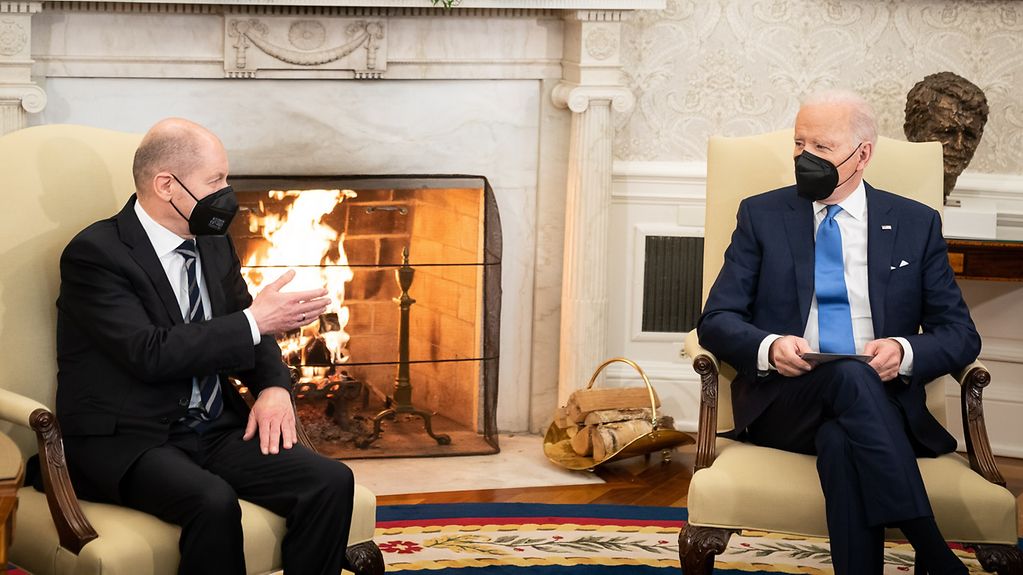 Bundeskanzler Scholz im Gespräch mit US-Präsident Biden.