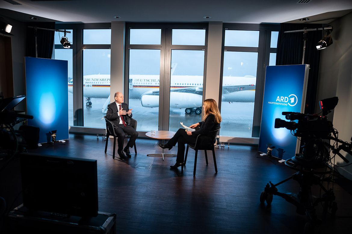 Le chancelier fédéral Olaf Scholz lors d’une interview avec la journaliste Tina Hassel à l’aéroport.