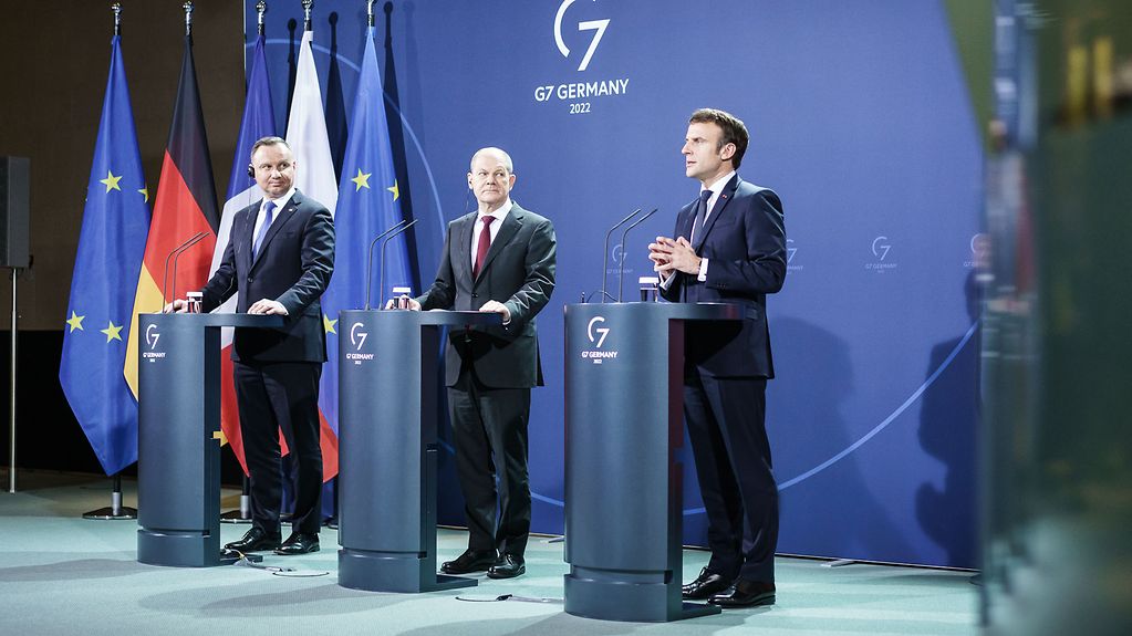 La photo montre Olaf Scholz, Emmanuel Macron et Andrzej Duda.
