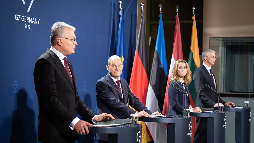 Photo shows Olaf Scholz at a press conference