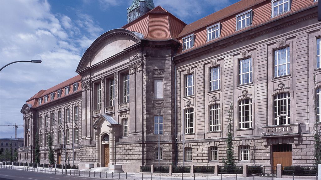 Gebäudeansicht des Bundesministeriums für Wirtschaft und Klimaschutz in Berlin