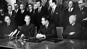 Bundeskanzler Konrad Adenauer (r.) und Charles de Gaulle, Präsident Frankreichs (l.) bei der Unterzeichnung eines Vertrag über die Errichtung eines deutsch-französischen Jugendwerks.