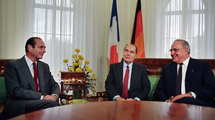Bundeskanzler Helmut Kohl (r.) im Gespräch mit Frankreichs Präsident Francois Mitterrand (M.) und dem französischen Premierminister Jacques Chirac. u.a. die Bildung eines gemeinsamen Verteidigungsrates und die Aufstellung einer bilateralen Brigade.