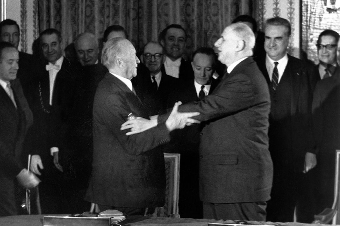 Bundeskanzler Konrad Adenauer (l.) und Charles de Gaulle, Präsident Frankreichs (r.), nach der Unterzeichnung des Elysée-Vertrags.