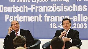 Im Bundeskanzleramt diskutieren Bundeskanzler Gerhard Schröder (r.) und Frankreichs Präsident, Jacques Chirac, mit dem Deutsch-Französischen Jugendparlament.