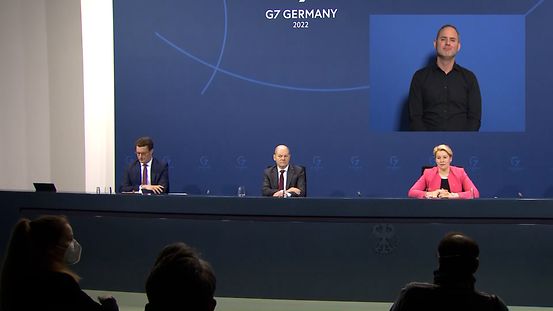 Bundeskanzler Olaf Scholz, regierende Bürgermeisterin von Berlin Franziska Giffey und Ministerpräsident Hendrik Wüst bei der Pressekonferenz zu der aktuellen Corona-Lage