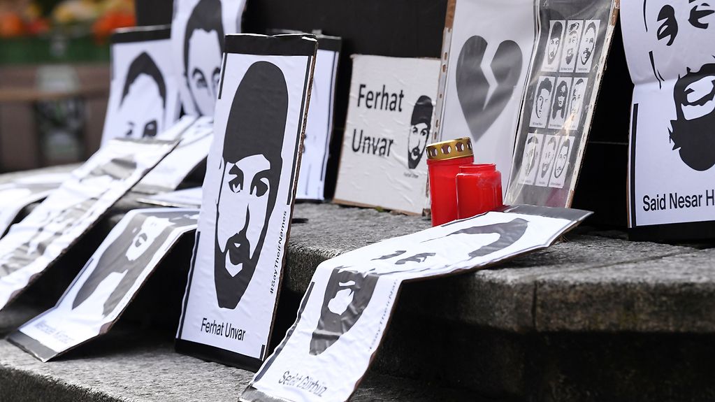 Plakate mit den Gesichtern und Namen der Opfer des rechtsextremistischen Anschlags in Hanau.