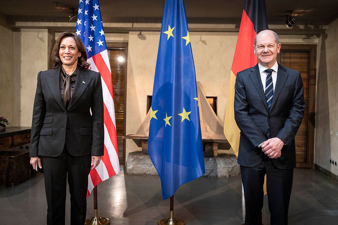 Bundeskanzler Olaf Scholz mit US-Vizepräsidentin Kamala Harris