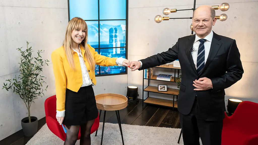 Bundeskanzler Olaf Scholtz mit der Youtuberin Diana zur Löwen