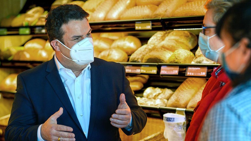 Hubertus Heil (SPD), ministre fédéral du Travail et des Affaires sociales, s’entretient avec des employés dans une boulangerie.