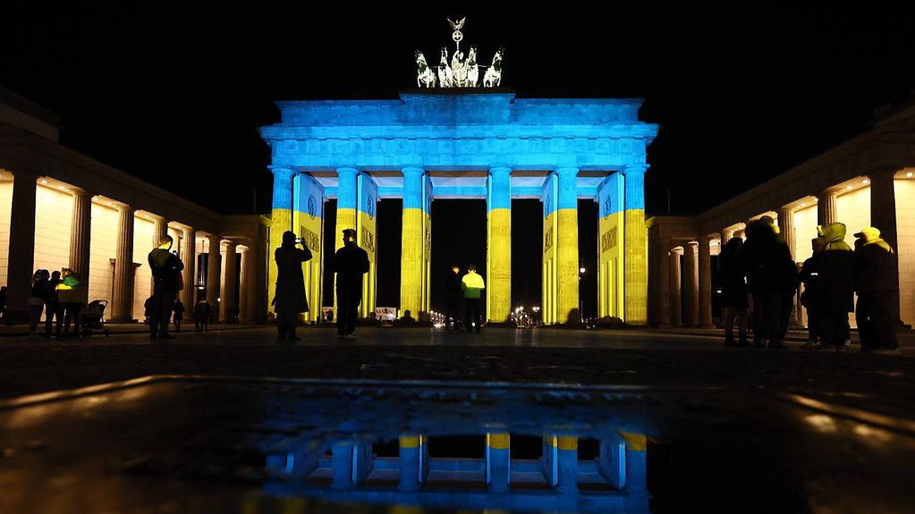 Das Brandenburger Tor wird am Abend des 23. Fabruar in den Farben der Ukraine angestrahlt.