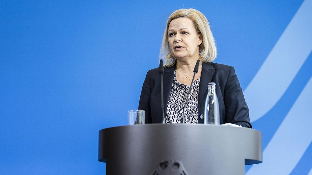 La ministre fédérale de l’Intérieur Nancy Faeser lors d’un point de presse à Berlin suivant ses consultations avec les présidents des autorités de sécurité allemandes sur la situation actuelle en Ukraine.