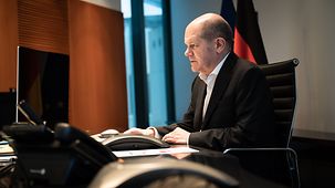 Federal Chancellor Olaf Scholz speaking on the telephone.