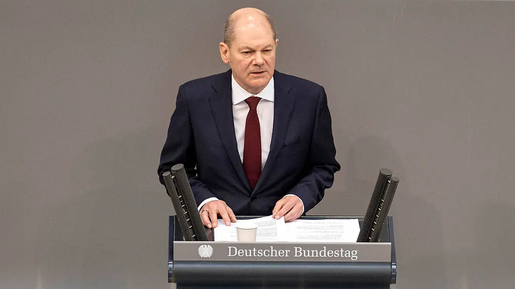 Olaf Scholz am Rednerpult im Bundestag