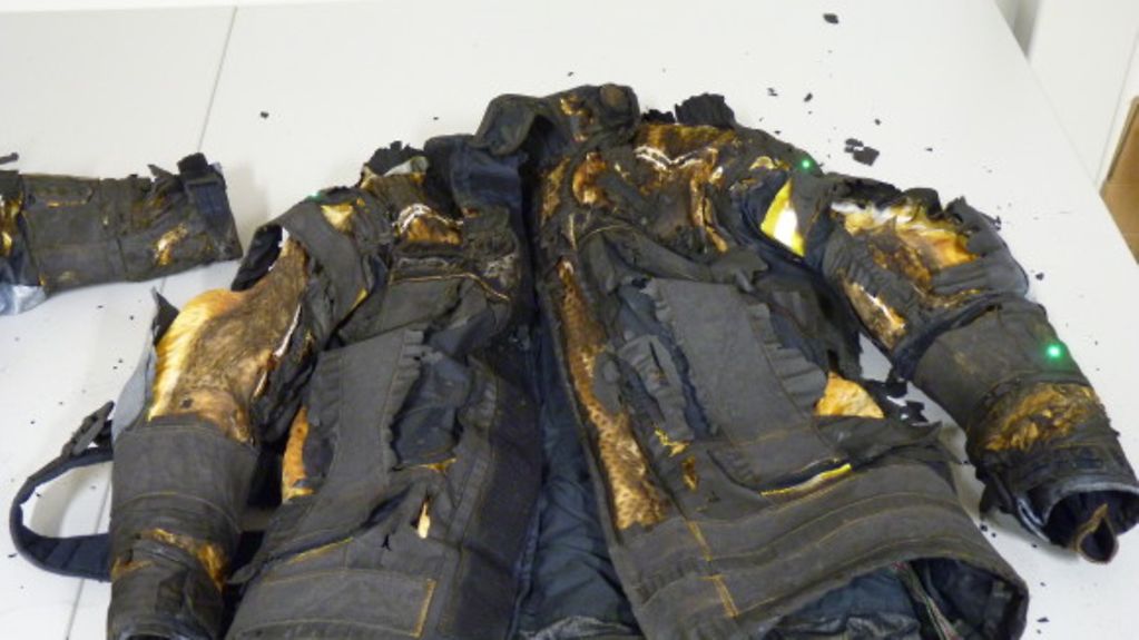 Verbrannte SensProCloth-Jacke nach einem Test mit Flammen
