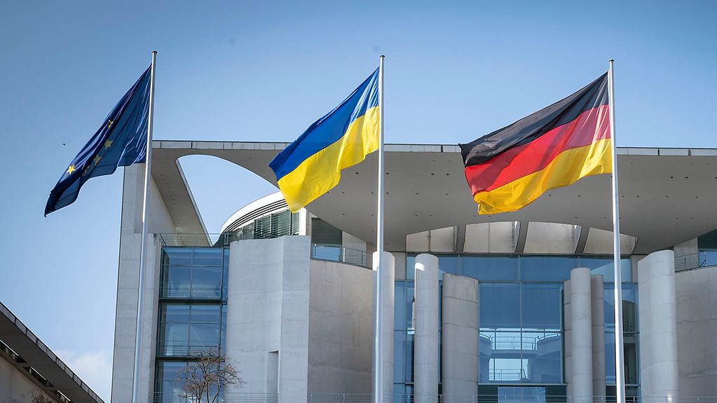 En signe de solidarité, le drapeau de l’Ukraine a également été hissé devant la Chancellerie fédérale.