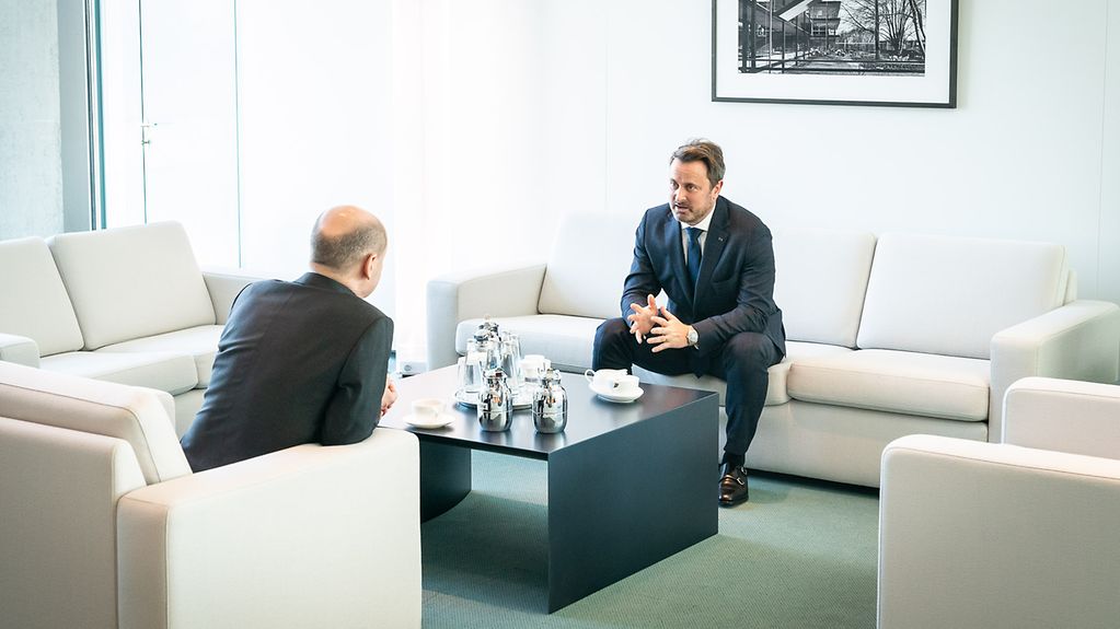 Federal Chancellor Olaf Scholz in conversation with Luxembourg’s head of government Xavier Bettel.