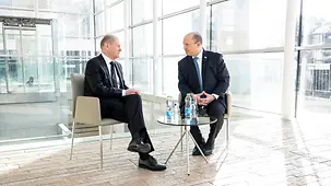 Bundeskanzler Olaf Scholz im Gespräch mit Naftali Bennett, Israels Premierminister.
