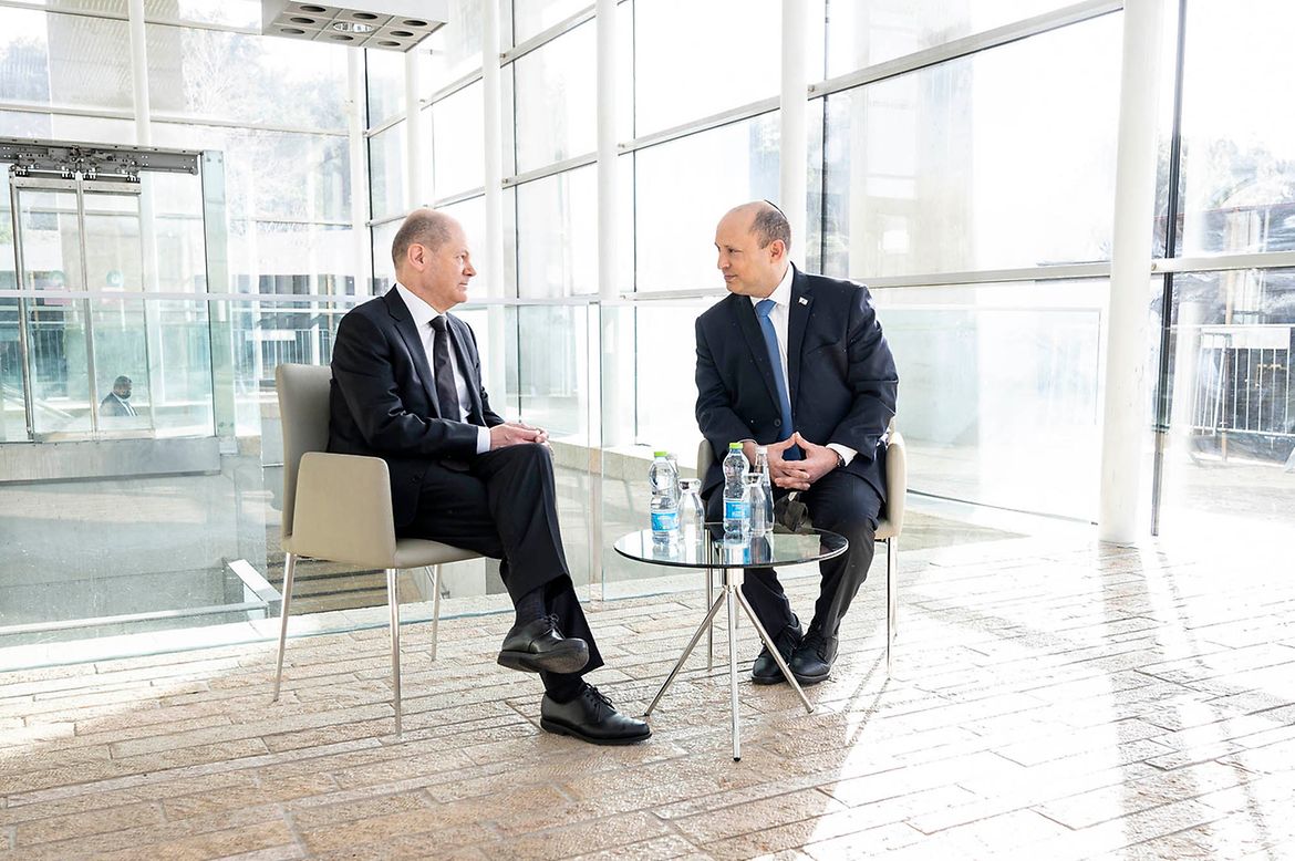 Bundeskanzler Olaf Scholz im Gespräch mit Naftali Bennett, Israels Premierminister.