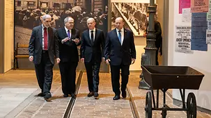 Bundeskanzler Olaf Scholz in Israel während eines Besuchs der Gedenkstätte Yad Vashem.