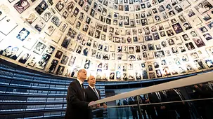 Bundeskanzler Olaf Scholz in Israel während eines Besuchs der Gedenkstätte Yad Vashem.